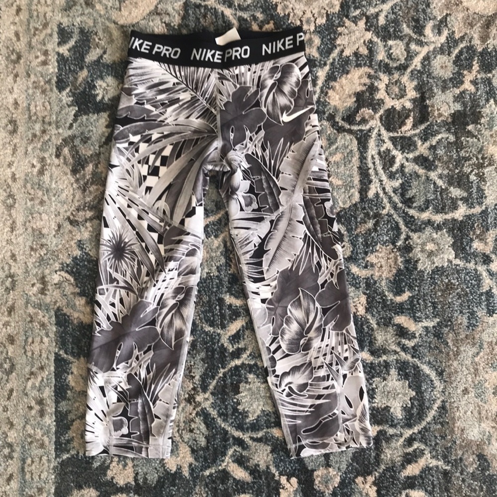 Nike pro capri pants